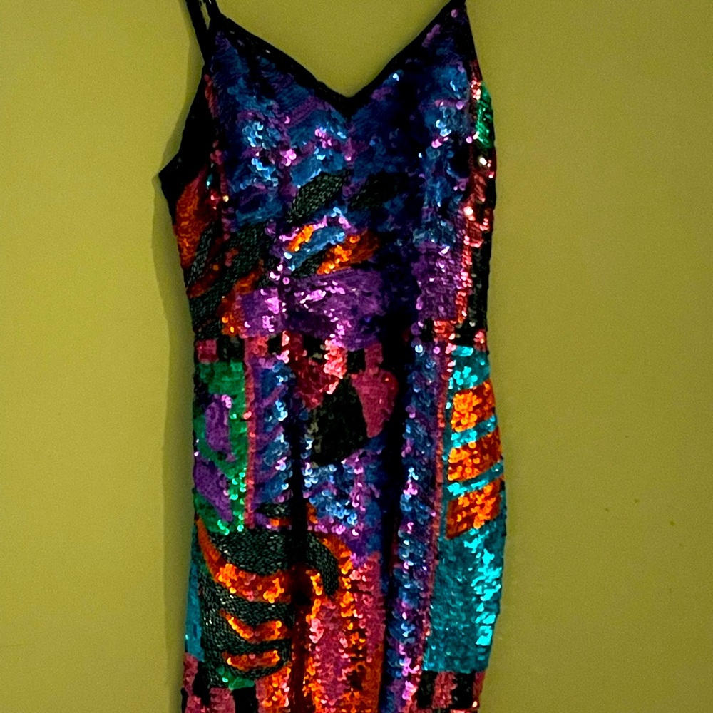 Daring 6 sequin dress, to knee. Lined and dry clean only. Zipper, back of dress
